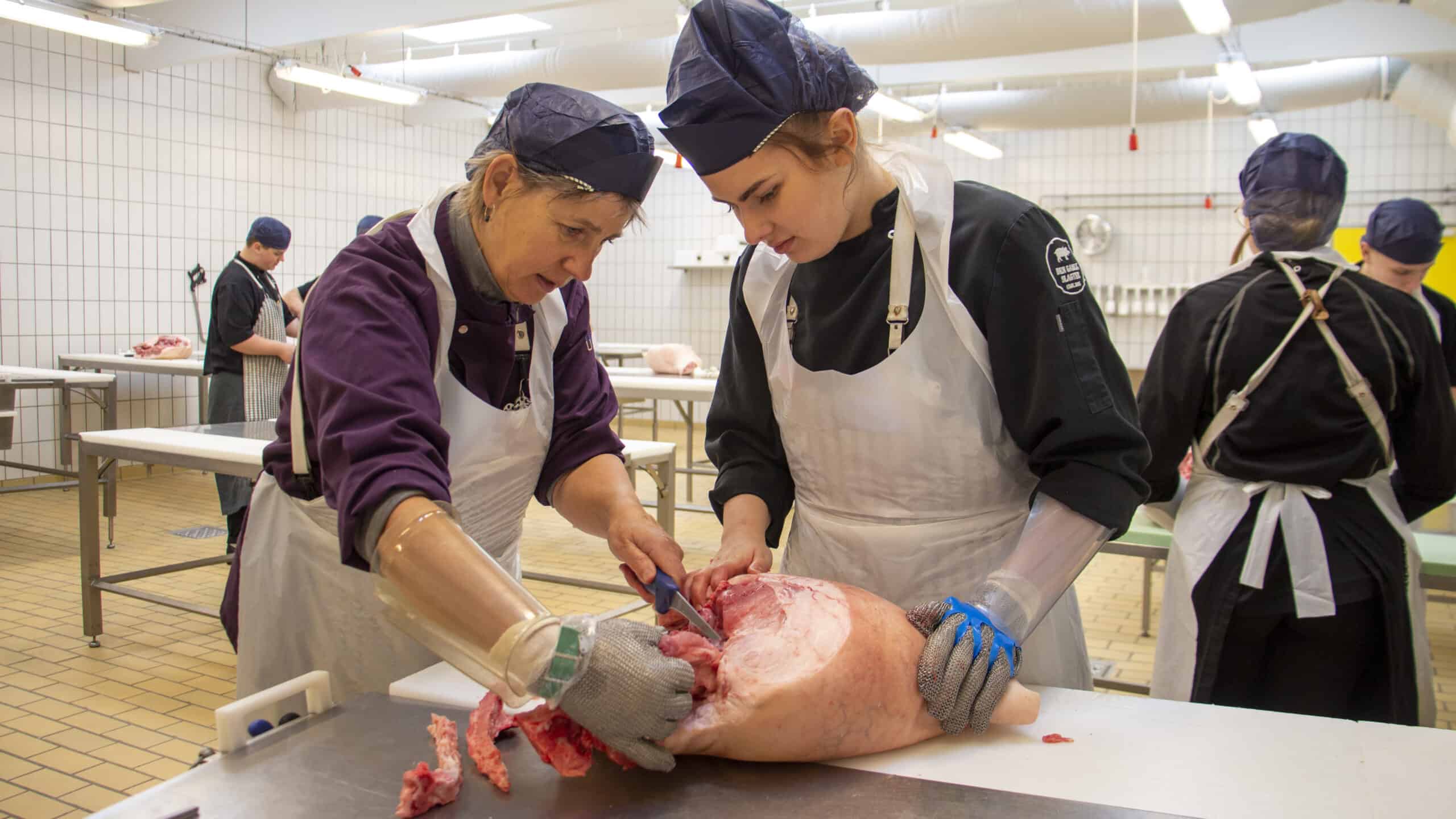 Slagterunderviser viser hvordan man skære kød